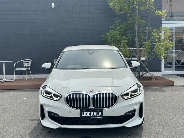 ＢＭＷ １１８ｄ Mスポーツ 滋賀県 2022(令4)年 3.2万km アルピンホワイトⅢ Mスポーツ/純正ナビ/Bカメラ/BT/USB/LEDヘッドライト/ハーフレザーシート/ACC/LKA/デジタルメーター/電動リアゲート/18インチAW/ルームミラーETC