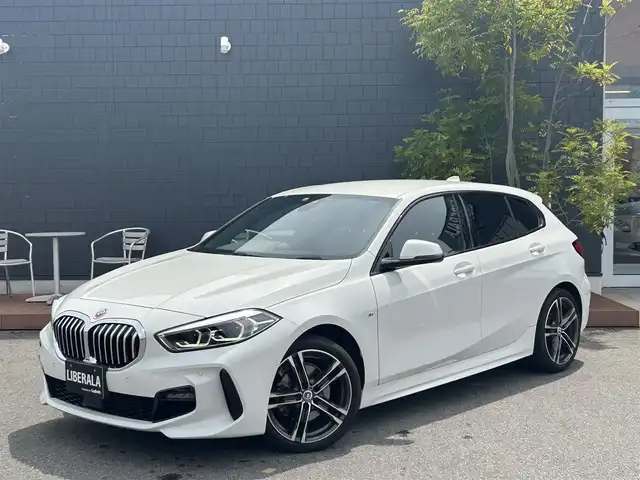 ＢＭＷ １１８ｄ Mスポーツ 滋賀県 2022(令4)年 3.2万km アルピンホワイトⅢ Mスポーツ/純正ナビ/Bカメラ/BT/USB/LEDヘッドライト/ハーフレザーシート/ACC/LKA/デジタルメーター/電動リアゲート/18インチAW/ルームミラーETC