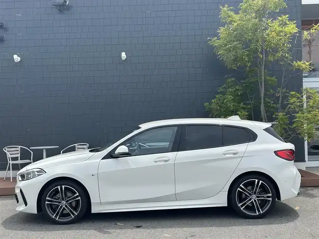ＢＭＷ １１８ｄ Mスポーツ 滋賀県 2022(令4)年 3.2万km アルピンホワイトⅢ Mスポーツ/純正ナビ/Bカメラ/BT/USB/LEDヘッドライト/ハーフレザーシート/ACC/LKA/デジタルメーター/電動リアゲート/18インチAW/ルームミラーETC
