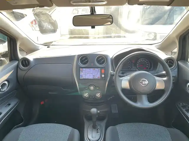 日産 ノート X 東京都 2013(平25)年 4.7万km ダークメタルグレー 純正TVナビ/2スピーカー/ETC/プッシュエンジンスターター/スマートキー/アイドリングストップ/ABS/SRSエアバッグ/プライバシーガラス/イモビライザー/インテリジェントキー/電動格納機能付きドアミラー
