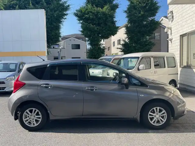 日産 ノート X 東京都 2013(平25)年 4.7万km ダークメタルグレー 純正TVナビ/2スピーカー/ETC/プッシュエンジンスターター/スマートキー/アイドリングストップ/ABS/SRSエアバッグ/プライバシーガラス/イモビライザー/インテリジェントキー/電動格納機能付きドアミラー