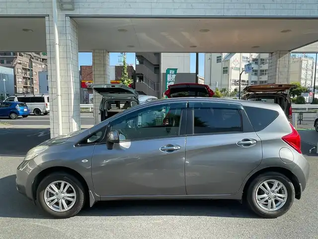 日産 ノート X 東京都 2013(平25)年 4.7万km ダークメタルグレー 純正TVナビ/2スピーカー/ETC/プッシュエンジンスターター/スマートキー/アイドリングストップ/ABS/SRSエアバッグ/プライバシーガラス/イモビライザー/インテリジェントキー/電動格納機能付きドアミラー