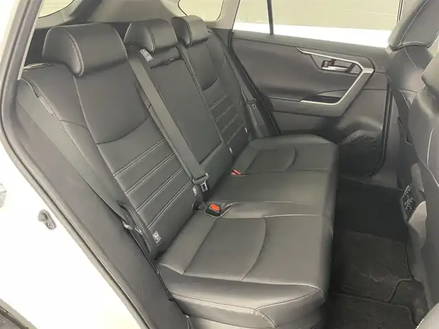 トヨタ ＲＡＶ４ ハイブリッドG 愛知県 2021(令3)年 4.2万km ホワイトパールクリスタルシャイン 純正９型ＤＡナビ　パノラマムーンルーフ　BSM 禁煙車　全方位カメラ　黒革　シートヒーター　ハンドルヒーター　　セーフティセンス　衝突軽減　追従クルコン　コーナーセンサー　ルーフレール　ＬＥＤライト　フォグ　