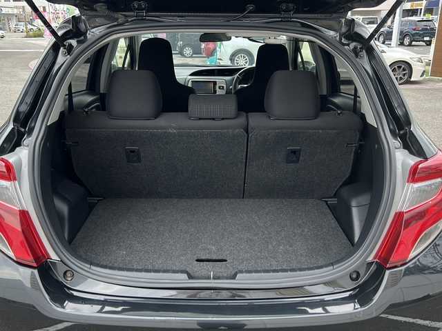 トヨタ ヴィッツ F 秋田県 2015(平27)年 7.8万km ブラックマイカ 社外ナビ　CN-RA06Wd/・フルセグテレビ/・CD、DVD、SD/・BT/・USB/・ラジオ/電動格納ミラー/ヘッドライトマニュアルレベライザー/純正フロアマット/車線逸脱警報装置/衝突軽減装置/ETC/社外AW組冬タイヤ積載