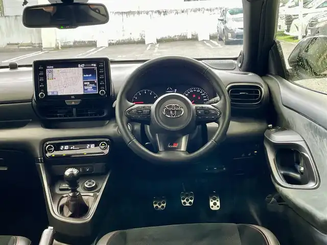 トヨタ ＧＲヤリス RZ ハイパフォーマンス ファーストED 宮城県 2020(令2)年 5.6万km スーパーホワイトⅡ ワンオーナー/4WD/純正メモリナビ/FM/AM/BT/USB/フルセグTV/バックカメラ/ハーフレザーシート/前席シートヒーター/ステアリングスイッチ/ステアリングヒーター/ブラインドスポットモニター/追従型クルーズコントロール/レーンキープアシスト/コーナーセンサー/横滑り防止装置/衝突被害軽減システム/アイドリングストップ/純正アルミ夏タイヤ18インチ/冬タイヤ18インチ/純正フロアマット/ウィンカードアミラー/電動格納ミラー/LEDライト/ヘッドランプレベライザー/オートマチックハイビーム/プッシュスタート/保証書・記録簿・取扱説明書