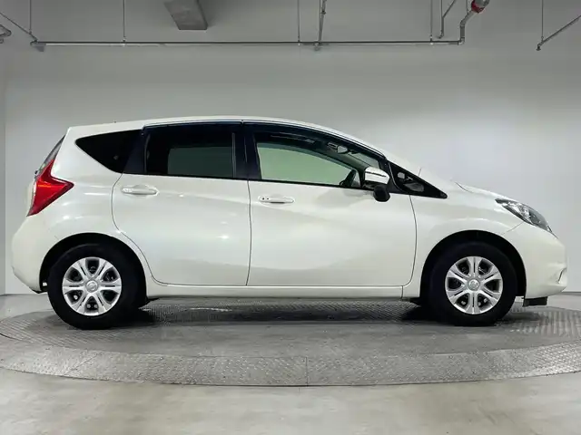 日産 ノート X DIG－S Vセレ +セーフ 神奈川県 2015(平27)年 6.4万km ブリリアントホワイトパール 純正7型SDナビゲーション【MP314D-W】/AM FM フルセグ Bluetooth CD DVD SD AUX/アラウンドビューモニター/エマージェンシーブレーキ/レーンキープアシスト/アイドリングストップ/前後ドライブレコーダー/ETC/ステアリングリモコン/LEDヘッドライト/オートライト/フォグランプ/シートリフター/純正フロアマット/ドアバイザー