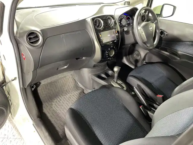 日産 ノート X DIG－S Vセレ +セーフ 神奈川県 2015(平27)年 6.4万km ブリリアントホワイトパール 純正7型SDナビゲーション【MP314D-W】/AM FM フルセグ Bluetooth CD DVD SD AUX/アラウンドビューモニター/エマージェンシーブレーキ/レーンキープアシスト/アイドリングストップ/前後ドライブレコーダー/ETC/ステアリングリモコン/LEDヘッドライト/オートライト/フォグランプ/シートリフター/純正フロアマット/ドアバイザー