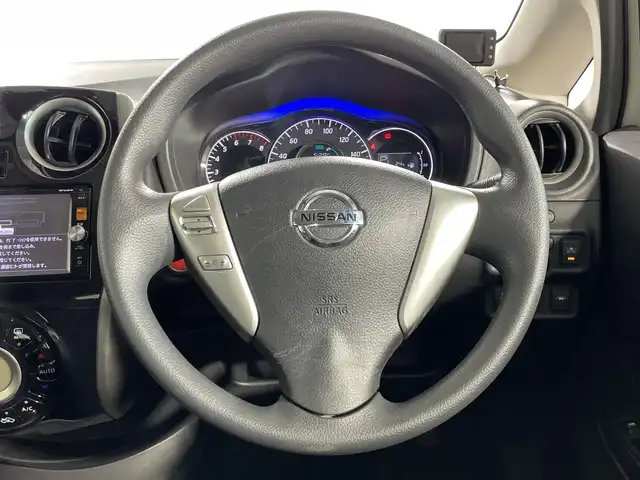 日産 ノート X DIG－S Vセレ +セーフ 神奈川県 2015(平27)年 6.4万km ブリリアントホワイトパール 純正7型SDナビゲーション【MP314D-W】/AM FM フルセグ Bluetooth CD DVD SD AUX/アラウンドビューモニター/エマージェンシーブレーキ/レーンキープアシスト/アイドリングストップ/前後ドライブレコーダー/ETC/ステアリングリモコン/LEDヘッドライト/オートライト/フォグランプ/シートリフター/純正フロアマット/ドアバイザー