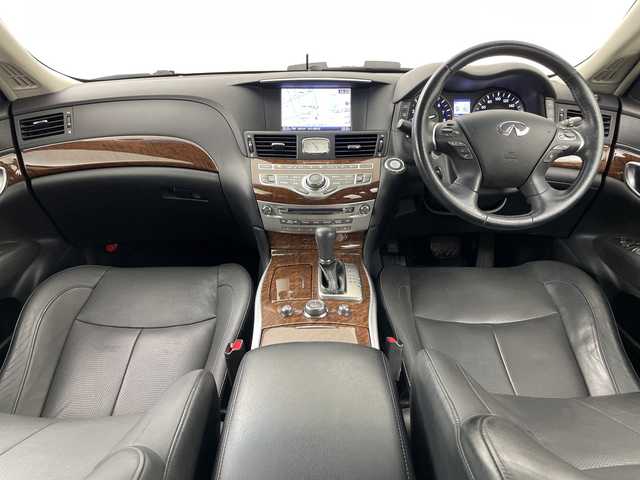 日産 フーガ 370GT FOUR 道央・札幌 2018(平30)年 8.5万km ブリリアントホワイトパール ・4WD/・純正ナビ&TV&CD&BT/・全方位カメラ/・エマージェンシーブレーキ/・ブラインドスポットモニター/・レーダークルーズコントロール/・ステアリングスイッチ/・レザーシート/・前席パワーシート/・メモリー機能付きシート/・前席シートヒーター/・ビルトインETC/・社外前後ドライブレコーダー/・純正エンジンスターター/・LEDヘッドライト/・オートライト/・スマートキー/・純正AW付夏タイヤ積込