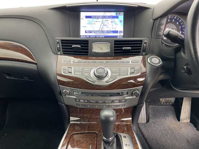 日産 フーガ 370GT FOUR 道央・札幌 2018(平30)年 8.5万km ブリリアントホワイトパール ・4WD/・純正ナビ&TV&CD&BT/・全方位カメラ/・エマージェンシーブレーキ/・ブラインドスポットモニター/・レーダークルーズコントロール/・ステアリングスイッチ/・レザーシート/・前席パワーシート/・メモリー機能付きシート/・前席シートヒーター/・ビルトインETC/・社外前後ドライブレコーダー/・純正エンジンスターター/・LEDヘッドライト/・オートライト/・スマートキー/・純正AW付夏タイヤ積込