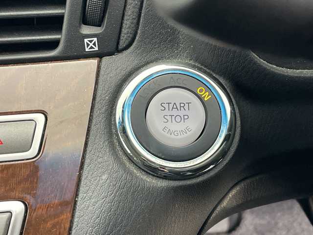 日産 フーガ 370GT FOUR 道央・札幌 2018(平30)年 8.5万km ブリリアントホワイトパール ・4WD/・純正ナビ&TV&CD&BT/・全方位カメラ/・エマージェンシーブレーキ/・ブラインドスポットモニター/・レーダークルーズコントロール/・ステアリングスイッチ/・レザーシート/・前席パワーシート/・メモリー機能付きシート/・前席シートヒーター/・ビルトインETC/・社外前後ドライブレコーダー/・純正エンジンスターター/・LEDヘッドライト/・オートライト/・スマートキー/・純正AW付夏タイヤ積込