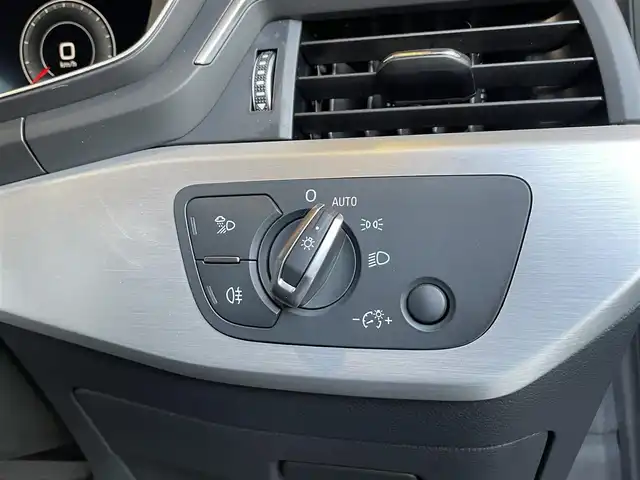 アウディ Ａ４ 35TDI Sライン 愛知県 2022(令4)年 1万km グレー ブラックスタイリングパッケージ/Slineプラスパッケージ/マトリクスLEDヘッドライト/純正ナビ/フルセグTV/360度カメラ/Bluetooth/黒半革シート/シートヒーター/ACC/サイドアシスト/レーンキープアシスト/パークアシスト/純正18インチアルミホイール