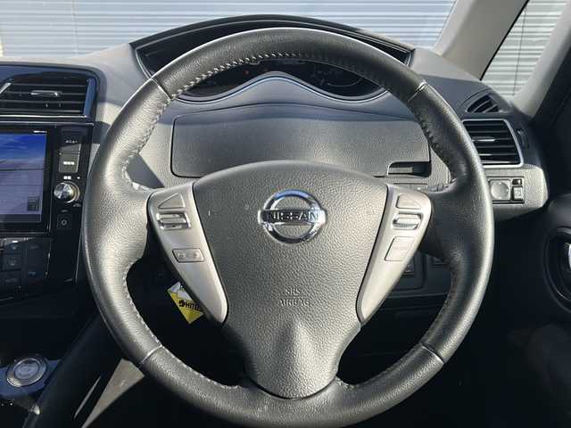 日産 セレナ HWS S HV Vセレ +SeftyⅡ 香川県 2016(平28)年 4.9万km ダイヤモンドブラック 登録時走行距離：48931km/純正8型ナビ/　CD DVD BT フルセグTV/全方位カメラ/純正フリップダウンモニター/両側パワースライドドア/エマージェンシーブレーキ/レーンキープアシスト/クルーズコントロール/横滑り防止装置/アイドリングストップ/LEDヘッドライト/オートライト/ビルトインETC/ロールサンシェード/ISOFIX/革巻きステアリング/ステアリングスイッチ/プッシュスタート/スマートキー/スペアキー