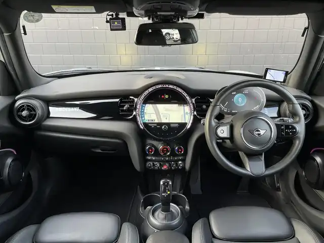 ＭＩＮＩ ＢＭＷ ミニ クーパー D ブリックレーンED 三重県 2022(令4)年 3.7万km ホワイト・シルバー ３００台限定　/地デジチューナー　/黒革　/ＬＥＤ　/専用ストライプ　/アンビエトライト　/前後ドラレコ　/レーダー探知機　/純正１７インチ黒アルミ　/シートヒーター　/純正ナビ　/バックカメラ　/ＥＴＣ　/クルコン/サンマリノブルールーフ