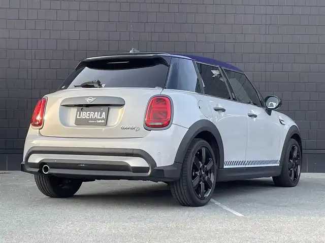 ＭＩＮＩ ＢＭＷ ミニ クーパー D ブリックレーンED 三重県 2022(令4)年 3.7万km ホワイト・シルバー ３００台限定　/地デジチューナー　/黒革　/ＬＥＤ　/専用ストライプ　/アンビエトライト　/前後ドラレコ　/レーダー探知機　/純正１７インチ黒アルミ　/シートヒーター　/純正ナビ　/バックカメラ　/ＥＴＣ　/クルコン/サンマリノブルールーフ