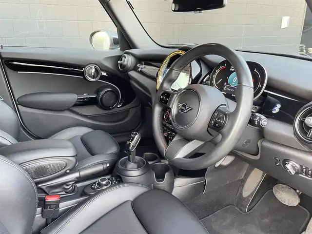 ＭＩＮＩ ＢＭＷ ミニ クーパー D ブリックレーンED 三重県 2022(令4)年 3.7万km ホワイト・シルバー ３００台限定　/地デジチューナー　/黒革　/ＬＥＤ　/専用ストライプ　/アンビエトライト　/前後ドラレコ　/レーダー探知機　/純正１７インチ黒アルミ　/シートヒーター　/純正ナビ　/バックカメラ　/ＥＴＣ　/クルコン/サンマリノブルールーフ