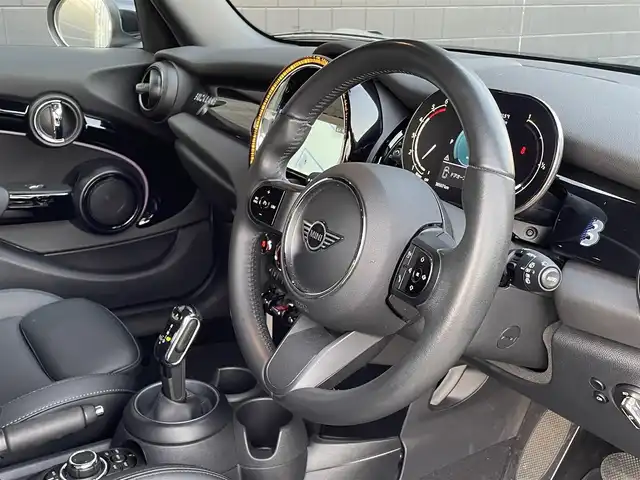 ＭＩＮＩ ＢＭＷ ミニ クーパー D ブリックレーンED 三重県 2022(令4)年 3.7万km ホワイト・シルバー ３００台限定　/地デジチューナー　/黒革　/ＬＥＤ　/専用ストライプ　/アンビエトライト　/前後ドラレコ　/レーダー探知機　/純正１７インチ黒アルミ　/シートヒーター　/純正ナビ　/バックカメラ　/ＥＴＣ　/クルコン/サンマリノブルールーフ