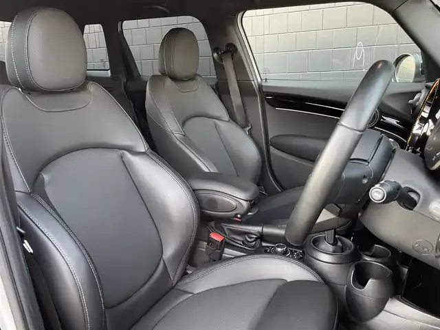 ＭＩＮＩ ＢＭＷ ミニ クーパー D ブリックレーンED 三重県 2022(令4)年 3.7万km ホワイト・シルバー ３００台限定　/地デジチューナー　/黒革　/ＬＥＤ　/専用ストライプ　/アンビエトライト　/前後ドラレコ　/レーダー探知機　/純正１７インチ黒アルミ　/シートヒーター　/純正ナビ　/バックカメラ　/ＥＴＣ　/クルコン/サンマリノブルールーフ