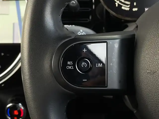 ＭＩＮＩ ＢＭＷ ミニ クーパー D ブリックレーンED 三重県 2022(令4)年 3.7万km ホワイト・シルバー ３００台限定　/地デジチューナー　/黒革　/ＬＥＤ　/専用ストライプ　/アンビエトライト　/前後ドラレコ　/レーダー探知機　/純正１７インチ黒アルミ　/シートヒーター　/純正ナビ　/バックカメラ　/ＥＴＣ　/クルコン/サンマリノブルールーフ