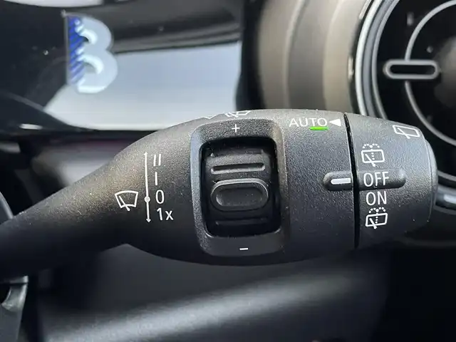 ＭＩＮＩ ＢＭＷ ミニ クーパー D ブリックレーンED 三重県 2022(令4)年 3.7万km ホワイト・シルバー ３００台限定　/地デジチューナー　/黒革　/ＬＥＤ　/専用ストライプ　/アンビエトライト　/前後ドラレコ　/レーダー探知機　/純正１７インチ黒アルミ　/シートヒーター　/純正ナビ　/バックカメラ　/ＥＴＣ　/クルコン/サンマリノブルールーフ