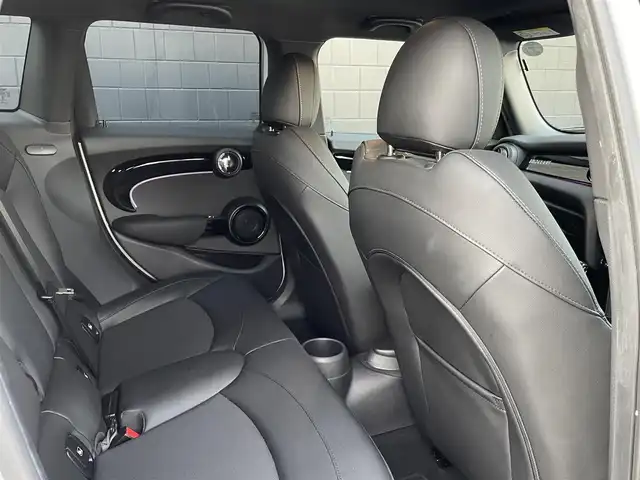 ＭＩＮＩ ＢＭＷ ミニ クーパー D ブリックレーンED 三重県 2022(令4)年 3.7万km ホワイト・シルバー ３００台限定　/地デジチューナー　/黒革　/ＬＥＤ　/専用ストライプ　/アンビエトライト　/前後ドラレコ　/レーダー探知機　/純正１７インチ黒アルミ　/シートヒーター　/純正ナビ　/バックカメラ　/ＥＴＣ　/クルコン/サンマリノブルールーフ