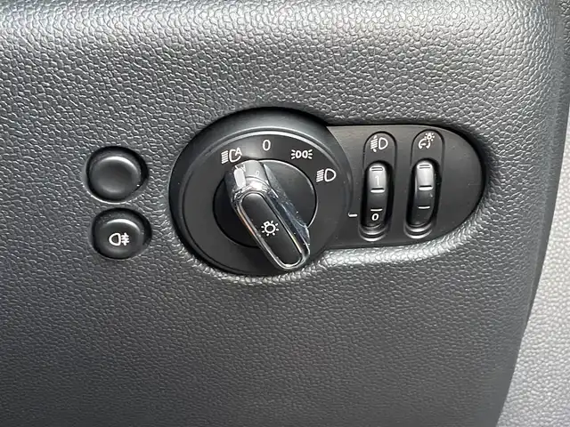 ＭＩＮＩ ＢＭＷ ミニ クーパー D ブリックレーンED 三重県 2022(令4)年 3.7万km ホワイト・シルバー ３００台限定　/地デジチューナー　/黒革　/ＬＥＤ　/専用ストライプ　/アンビエトライト　/前後ドラレコ　/レーダー探知機　/純正１７インチ黒アルミ　/シートヒーター　/純正ナビ　/バックカメラ　/ＥＴＣ　/クルコン/サンマリノブルールーフ