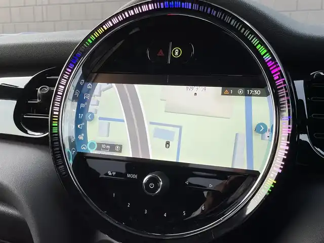 ＭＩＮＩ ＢＭＷ ミニ クーパー D ブリックレーンED 三重県 2022(令4)年 3.7万km ホワイト・シルバー ３００台限定　/地デジチューナー　/黒革　/ＬＥＤ　/専用ストライプ　/アンビエトライト　/前後ドラレコ　/レーダー探知機　/純正１７インチ黒アルミ　/シートヒーター　/純正ナビ　/バックカメラ　/ＥＴＣ　/クルコン/サンマリノブルールーフ
