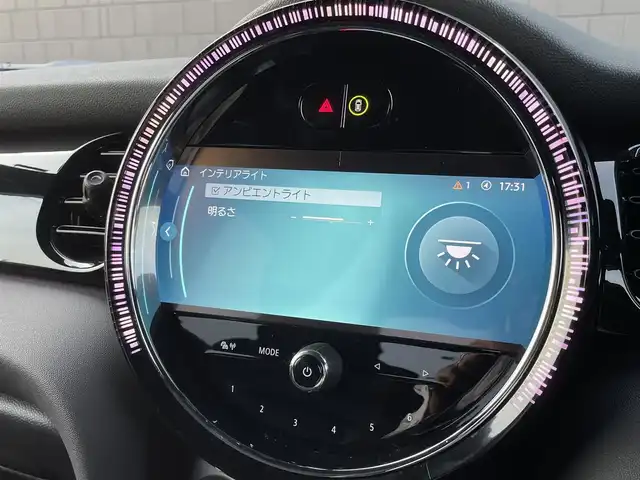 ＭＩＮＩ ＢＭＷ ミニ クーパー D ブリックレーンED 三重県 2022(令4)年 3.7万km ホワイト・シルバー ３００台限定　/地デジチューナー　/黒革　/ＬＥＤ　/専用ストライプ　/アンビエトライト　/前後ドラレコ　/レーダー探知機　/純正１７インチ黒アルミ　/シートヒーター　/純正ナビ　/バックカメラ　/ＥＴＣ　/クルコン/サンマリノブルールーフ