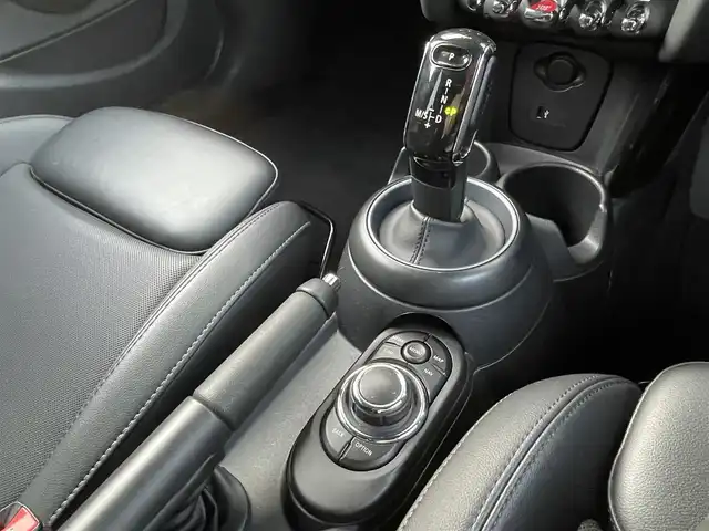 ＭＩＮＩ ＢＭＷ ミニ クーパー D ブリックレーンED 三重県 2022(令4)年 3.7万km ホワイト・シルバー ３００台限定　/地デジチューナー　/黒革　/ＬＥＤ　/専用ストライプ　/アンビエトライト　/前後ドラレコ　/レーダー探知機　/純正１７インチ黒アルミ　/シートヒーター　/純正ナビ　/バックカメラ　/ＥＴＣ　/クルコン/サンマリノブルールーフ