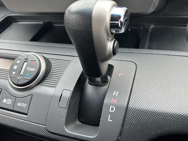 ホンダ フリード スパイク G ジャストセレクション 三重県 2012(平24)年 7.1万km プレミアムホワイトパール 登録時70183km/禁煙車/社外ナビ(AM/FM/CD/DVD/Bluetooth)/ETC/片側パワースライドドア/アイドリングストップ/AAC/ドアバイザー/電格ミラー/横滑り防止装置/リモコンキー