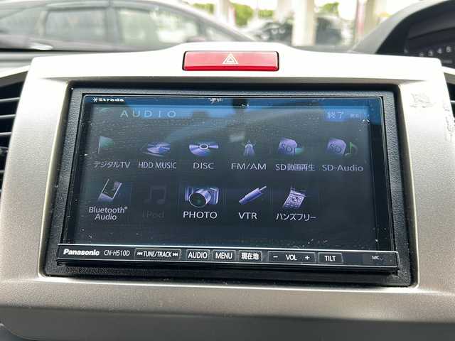 ホンダ フリード スパイク G ジャストセレクション 三重県 2012(平24)年 7.1万km プレミアムホワイトパール 登録時70183km/禁煙車/社外ナビ(AM/FM/CD/DVD/Bluetooth)/ETC/片側パワースライドドア/アイドリングストップ/AAC/ドアバイザー/電格ミラー/横滑り防止装置/リモコンキー