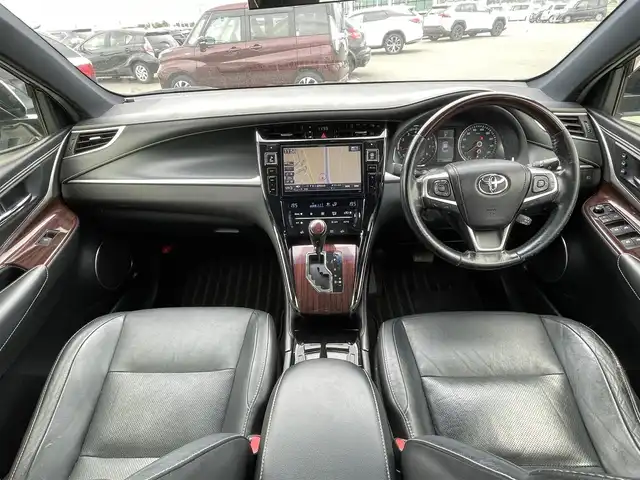 トヨタ ハリアー プレミアム 佐賀県 2015(平27)年 13.4万km ホワイトパールクリスタルシャイン 黒革シート/ALPINE９インチナビ/・フルセグTV/CD/DVD/SD/Bluetooth/バックカメラ/ビルトインETC/パワーバックドア/D＋N席パワーシート(D席メモリー機能付)/D＋N席シートヒーター/クルーズコントロール/レーンキープアシストシステム/ISOFIX対応/革巻きステアリング/ステアリングリモコン/オートマチックハイビーム/純正LEDヘッドライト/純正LEDフォグライト/純正18インチアルミホイール/純正フロアマット/スペアキー１本