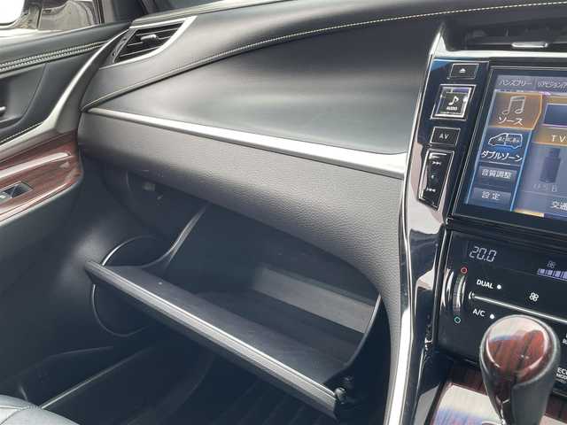 トヨタ ハリアー プレミアム 佐賀県 2015(平27)年 13.4万km ホワイトパールクリスタルシャイン 黒革シート/ALPINE９インチナビ/・フルセグTV/CD/DVD/SD/Bluetooth/バックカメラ/ビルトインETC/パワーバックドア/D＋N席パワーシート(D席メモリー機能付)/D＋N席シートヒーター/クルーズコントロール/レーンキープアシストシステム/ISOFIX対応/革巻きステアリング/ステアリングリモコン/オートマチックハイビーム/純正LEDヘッドライト/純正LEDフォグライト/純正18インチアルミホイール/純正フロアマット/スペアキー１本