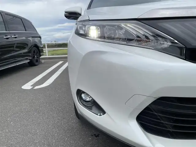 トヨタ ハリアー プレミアム 佐賀県 2015(平27)年 13.4万km ホワイトパールクリスタルシャイン 黒革シート/ALPINE９インチナビ/・フルセグTV/CD/DVD/SD/Bluetooth/バックカメラ/ビルトインETC/パワーバックドア/D＋N席パワーシート(D席メモリー機能付)/D＋N席シートヒーター/クルーズコントロール/レーンキープアシストシステム/ISOFIX対応/革巻きステアリング/ステアリングリモコン/オートマチックハイビーム/純正LEDヘッドライト/純正LEDフォグライト/純正18インチアルミホイール/純正フロアマット/スペアキー１本