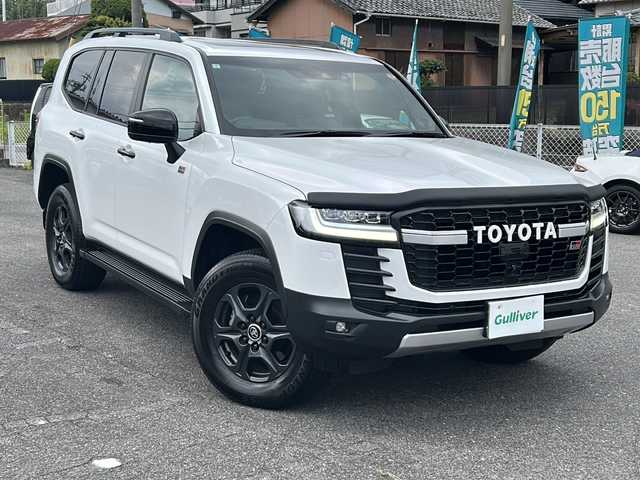 トヨタ ランドクルーザー GRスポーツ 愛知県 2023(令5)年 2.3万km プレシャスホワイトパール /禁煙車//ワンオーナー//メーカー12.3インチSDナビ//JBLサウンド//フルセグTV//Bluetooth//CD・DVD//FM・AM//バックカメラ・パノラミックビューモニター//ドライブレコーダー//ビルトインETC2.0//卓上充電//プリクラッシュセーフティ//LTA//BSM//レーダークルーズコントロール//クリアランスソナー//RCTA//ヘッドアップディスプレイ//ダウンヒルアシストコントロール//前後デフロック//横滑り防止（TRC）//3眼LEDオートライト//黒革シート//D/N席パワーシート（D席メモリ）//D/N席シートヒーター・シートベンチレーション//リアシートヒーター・シートベンチレーション//ステアリングヒーター//COOLBOX//パワーバックドア//ルーフレール//電動パーキング//ブレーキホールド//純正フロアマット//電格ミラーウインカー//スマートキー×2//取扱説明書//保証書