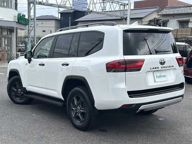 トヨタ ランドクルーザー GRスポーツ 愛知県 2023(令5)年 2.3万km プレシャスホワイトパール /禁煙車//ワンオーナー//メーカー12.3インチSDナビ//JBLサウンド//フルセグTV//Bluetooth//CD・DVD//FM・AM//バックカメラ・パノラミックビューモニター//ドライブレコーダー//ビルトインETC2.0//卓上充電//プリクラッシュセーフティ//LTA//BSM//レーダークルーズコントロール//クリアランスソナー//RCTA//ヘッドアップディスプレイ//ダウンヒルアシストコントロール//前後デフロック//横滑り防止（TRC）//3眼LEDオートライト//黒革シート//D/N席パワーシート（D席メモリ）//D/N席シートヒーター・シートベンチレーション//リアシートヒーター・シートベンチレーション//ステアリングヒーター//COOLBOX//パワーバックドア//ルーフレール//電動パーキング//ブレーキホールド//純正フロアマット//電格ミラーウインカー//スマートキー×2//取扱説明書//保証書
