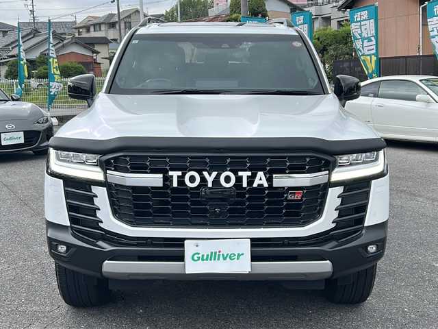 トヨタ ランドクルーザー GRスポーツ 愛知県 2023(令5)年 2.3万km プレシャスホワイトパール /禁煙車//ワンオーナー//メーカー12.3インチSDナビ//JBLサウンド//フルセグTV//Bluetooth//CD・DVD//FM・AM//バックカメラ・パノラミックビューモニター//ドライブレコーダー//ビルトインETC2.0//卓上充電//プリクラッシュセーフティ//LTA//BSM//レーダークルーズコントロール//クリアランスソナー//RCTA//ヘッドアップディスプレイ//ダウンヒルアシストコントロール//前後デフロック//横滑り防止（TRC）//3眼LEDオートライト//黒革シート//D/N席パワーシート（D席メモリ）//D/N席シートヒーター・シートベンチレーション//リアシートヒーター・シートベンチレーション//ステアリングヒーター//COOLBOX//パワーバックドア//ルーフレール//電動パーキング//ブレーキホールド//純正フロアマット//電格ミラーウインカー//スマートキー×2//取扱説明書//保証書