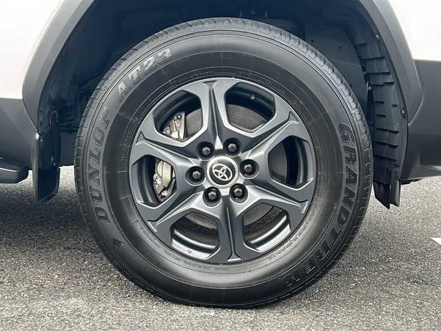 トヨタ ランドクルーザー GRスポーツ 愛知県 2023(令5)年 2.3万km プレシャスホワイトパール /禁煙車//ワンオーナー//メーカー12.3インチSDナビ//JBLサウンド//フルセグTV//Bluetooth//CD・DVD//FM・AM//バックカメラ・パノラミックビューモニター//ドライブレコーダー//ビルトインETC2.0//卓上充電//プリクラッシュセーフティ//LTA//BSM//レーダークルーズコントロール//クリアランスソナー//RCTA//ヘッドアップディスプレイ//ダウンヒルアシストコントロール//前後デフロック//横滑り防止（TRC）//3眼LEDオートライト//黒革シート//D/N席パワーシート（D席メモリ）//D/N席シートヒーター・シートベンチレーション//リアシートヒーター・シートベンチレーション//ステアリングヒーター//COOLBOX//パワーバックドア//ルーフレール//電動パーキング//ブレーキホールド//純正フロアマット//電格ミラーウインカー//スマートキー×2//取扱説明書//保証書