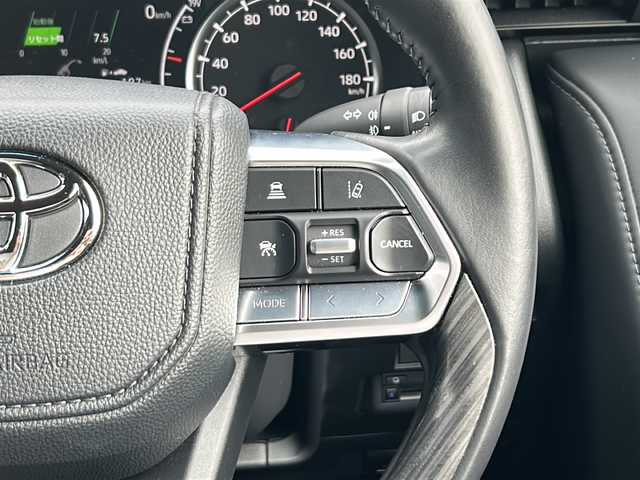 トヨタ ランドクルーザー GRスポーツ 愛知県 2023(令5)年 2.3万km プレシャスホワイトパール /禁煙車//ワンオーナー//メーカー12.3インチSDナビ//JBLサウンド//フルセグTV//Bluetooth//CD・DVD//FM・AM//バックカメラ・パノラミックビューモニター//ドライブレコーダー//ビルトインETC2.0//卓上充電//プリクラッシュセーフティ//LTA//BSM//レーダークルーズコントロール//クリアランスソナー//RCTA//ヘッドアップディスプレイ//ダウンヒルアシストコントロール//前後デフロック//横滑り防止（TRC）//3眼LEDオートライト//黒革シート//D/N席パワーシート（D席メモリ）//D/N席シートヒーター・シートベンチレーション//リアシートヒーター・シートベンチレーション//ステアリングヒーター//COOLBOX//パワーバックドア//ルーフレール//電動パーキング//ブレーキホールド//純正フロアマット//電格ミラーウインカー//スマートキー×2//取扱説明書//保証書