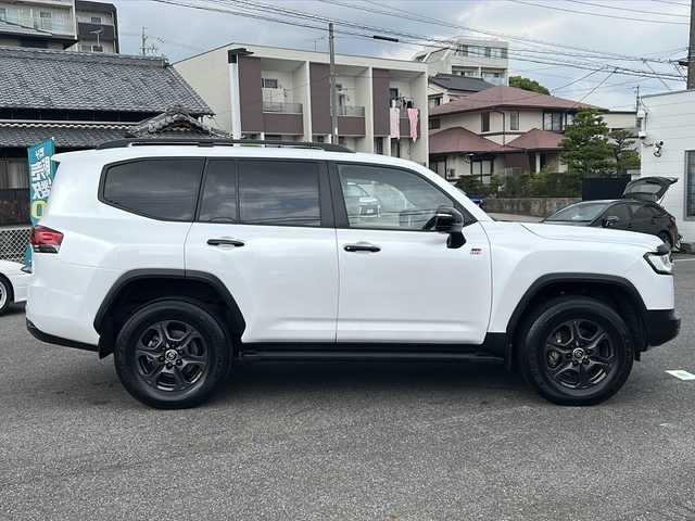 トヨタ ランドクルーザー GRスポーツ 愛知県 2023(令5)年 2.3万km プレシャスホワイトパール /禁煙車//ワンオーナー//メーカー12.3インチSDナビ//JBLサウンド//フルセグTV//Bluetooth//CD・DVD//FM・AM//バックカメラ・パノラミックビューモニター//ドライブレコーダー//ビルトインETC2.0//卓上充電//プリクラッシュセーフティ//LTA//BSM//レーダークルーズコントロール//クリアランスソナー//RCTA//ヘッドアップディスプレイ//ダウンヒルアシストコントロール//前後デフロック//横滑り防止（TRC）//3眼LEDオートライト//黒革シート//D/N席パワーシート（D席メモリ）//D/N席シートヒーター・シートベンチレーション//リアシートヒーター・シートベンチレーション//ステアリングヒーター//COOLBOX//パワーバックドア//ルーフレール//電動パーキング//ブレーキホールド//純正フロアマット//電格ミラーウインカー//スマートキー×2//取扱説明書//保証書