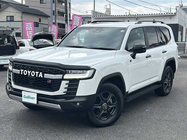 トヨタ ランドクルーザー GRスポーツ 愛知県 2023(令5)年 2.3万km プレシャスホワイトパール /禁煙車//ワンオーナー//メーカー12.3インチSDナビ//JBLサウンド//フルセグTV//Bluetooth//CD・DVD//FM・AM//バックカメラ・パノラミックビューモニター//ドライブレコーダー//ビルトインETC2.0//卓上充電//プリクラッシュセーフティ//LTA//BSM//レーダークルーズコントロール//クリアランスソナー//RCTA//ヘッドアップディスプレイ//ダウンヒルアシストコントロール//前後デフロック//横滑り防止（TRC）//3眼LEDオートライト//黒革シート//D/N席パワーシート（D席メモリ）//D/N席シートヒーター・シートベンチレーション//リアシートヒーター・シートベンチレーション//ステアリングヒーター//COOLBOX//パワーバックドア//ルーフレール//電動パーキング//ブレーキホールド//純正フロアマット//電格ミラーウインカー//スマートキー×2//取扱説明書//保証書