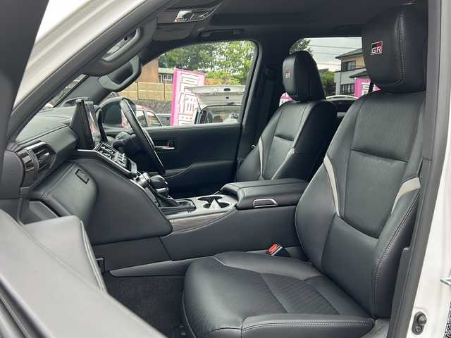 トヨタ ランドクルーザー GRスポーツ 愛知県 2023(令5)年 2.3万km プレシャスホワイトパール /禁煙車//ワンオーナー//メーカー12.3インチSDナビ//JBLサウンド//フルセグTV//Bluetooth//CD・DVD//FM・AM//バックカメラ・パノラミックビューモニター//ドライブレコーダー//ビルトインETC2.0//卓上充電//プリクラッシュセーフティ//LTA//BSM//レーダークルーズコントロール//クリアランスソナー//RCTA//ヘッドアップディスプレイ//ダウンヒルアシストコントロール//前後デフロック//横滑り防止（TRC）//3眼LEDオートライト//黒革シート//D/N席パワーシート（D席メモリ）//D/N席シートヒーター・シートベンチレーション//リアシートヒーター・シートベンチレーション//ステアリングヒーター//COOLBOX//パワーバックドア//ルーフレール//電動パーキング//ブレーキホールド//純正フロアマット//電格ミラーウインカー//スマートキー×2//取扱説明書//保証書