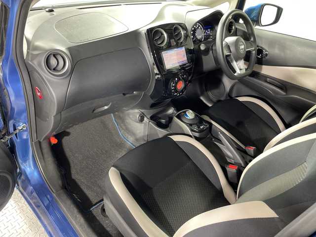 日産 ノート e－パワー X 神奈川県 2017(平29)年 8.2万km アッシュブルー 社外7型メモリーナビゲーション【MOV-L504W】/フルセグ　AM FM Bluetooth　iPod　CD/アラウンドビューモニター/インテリジェントルームミラー/エマージェンシーブレーキ/車線逸脱警報/DRIVEMODE/ETC/フロントリアソナー/プッシュスタート/スマートキー/オートライト/スペアキー