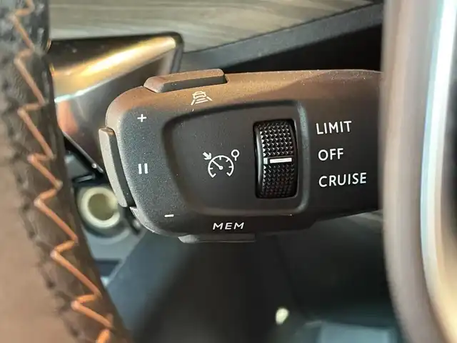 プジョー ３００８ GT ブルー HDi 愛知県 2021(令3)年 6万km 青 ファーストクラスパッケージ /黒革シート /パノラマサンルーフ /純正ナビ /フルセグTV /360度カメラ /AppleCarPlay　/シートヒーター /パワーシート /パワーバックドア /アクティブクルーズコントロール /BSM /LKA /純正18アルミホイール/スペアキー/保証書/取扱説明書