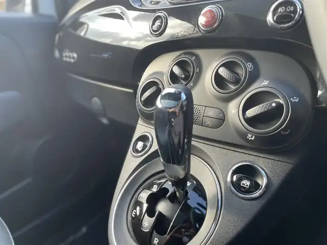 フィアット ５００ 120thタキシード 栃木県 2019(令1)年 2.8万km 白Ⅱ 185台限定車120thタキシード/バイキセノンヘッドライト/AppleCarPlay/Beatsオーディオシステム/リアパーキングセンサー/ガラスルーフ/ハーフレザーシート/ETC/ドライブレコーダー