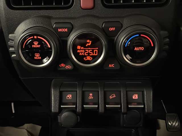 スズキ ジムニー XC 熊本県 2023(令5)年 2万km ミディアムグレー ディスプレイオーディオ（carplay/ＢＴ/ラジオ）/バックカメラ/5MT/クルーズコントロール/衝突軽減システム/レーンキープアシスト/横滑り防止装置/ステアリングスイッチ/Ｄ・Ｎ席シートヒーター/プッシュスタート/スマートキー/純正フロアマット/純正ドアバイザー/純正16インチＡＷ