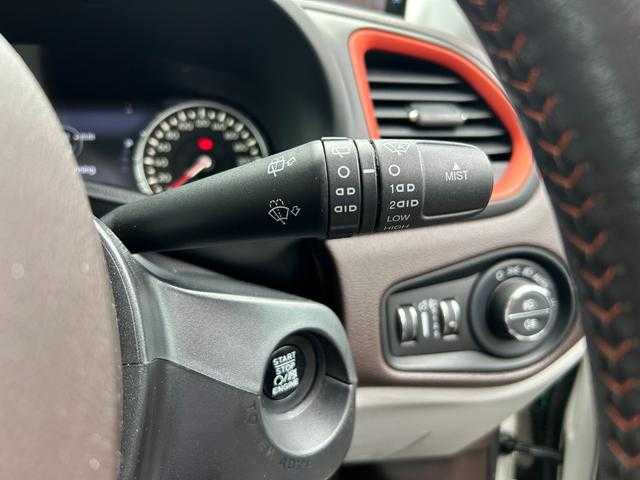 クライスラー・ジープ ジープ レネゲード リミテッド 埼玉県 2017(平29)年 4.1万km 白 白オレンジ革シート /ガラスサンルーフ /社外8インチナビ（AVIC-RL801）/・DVD/CD/SD/USB/フルセグ/バックカメラ/オートクルーズコントロール /BSM /シートヒーター /フルセグ /電動シート/ステアリングヒーター /純正17インチアルミホイール /HIDヘッドライト /ドライブレコーダー /ETC