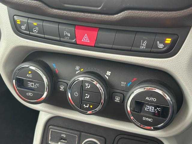 クライスラー・ジープ ジープ レネゲード リミテッド 埼玉県 2017(平29)年 4.1万km 白 白オレンジ革シート /ガラスサンルーフ /社外8インチナビ（AVIC-RL801）/・DVD/CD/SD/USB/フルセグ/バックカメラ/オートクルーズコントロール /BSM /シートヒーター /フルセグ /電動シート/ステアリングヒーター /純正17インチアルミホイール /HIDヘッドライト /ドライブレコーダー /ETC