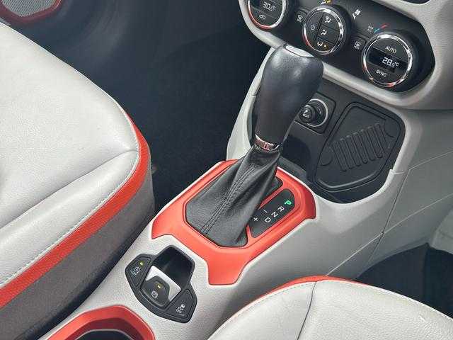 クライスラー・ジープ ジープ レネゲード リミテッド 埼玉県 2017(平29)年 4.1万km 白 白オレンジ革シート /ガラスサンルーフ /社外8インチナビ（AVIC-RL801）/・DVD/CD/SD/USB/フルセグ/バックカメラ/オートクルーズコントロール /BSM /シートヒーター /フルセグ /電動シート/ステアリングヒーター /純正17インチアルミホイール /HIDヘッドライト /ドライブレコーダー /ETC