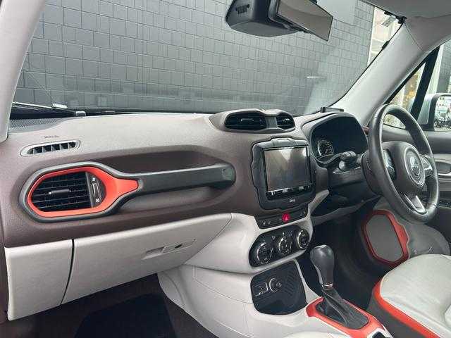 クライスラー・ジープ ジープ レネゲード リミテッド 埼玉県 2017(平29)年 4.1万km 白 白オレンジ革シート /ガラスサンルーフ /社外8インチナビ（AVIC-RL801）/・DVD/CD/SD/USB/フルセグ/バックカメラ/オートクルーズコントロール /BSM /シートヒーター /フルセグ /電動シート/ステアリングヒーター /純正17インチアルミホイール /HIDヘッドライト /ドライブレコーダー /ETC